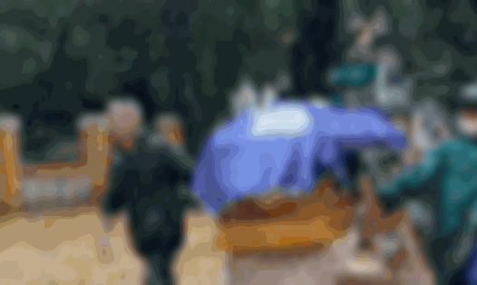 Xót xa một gia đình ở Huế đẩy quan tài người thân đi hỏa táng giữa dòng nước lũ. Ảnh: Nguyễn Luân