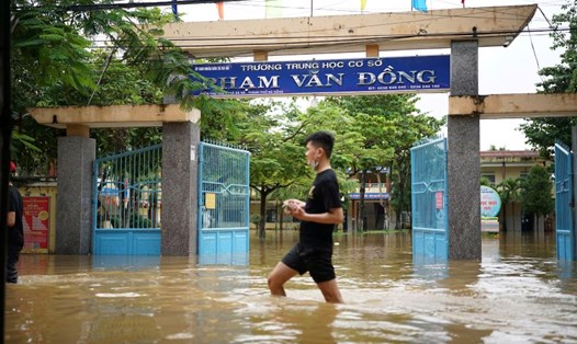 Hàng loạt nhà dân ở xã Bà Nà và xã Hòa Vang, TP Đà Nẵng chìm trong biển nước. Ảnh: Trần Thi