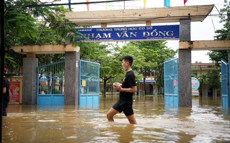 A series of houses in Ba Na and Hoa Vang communes, Da Nang city were submerged in water. Photo: Tran Thi