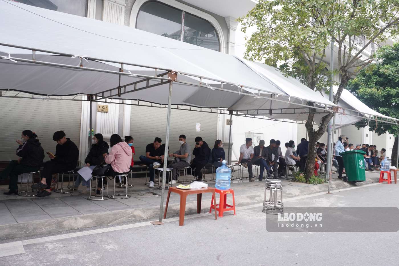 Theo ghi nhan sang 28.10, luong nguoi den nop ho so rat dong. Tuy nhien, moi nguoi deu duoc chu dau tu phat so thu tu va thong bao gio hen cu the, giup nguoi dan khong con phai xep hang qua dem de giu cho. Anh: Nhu Ha