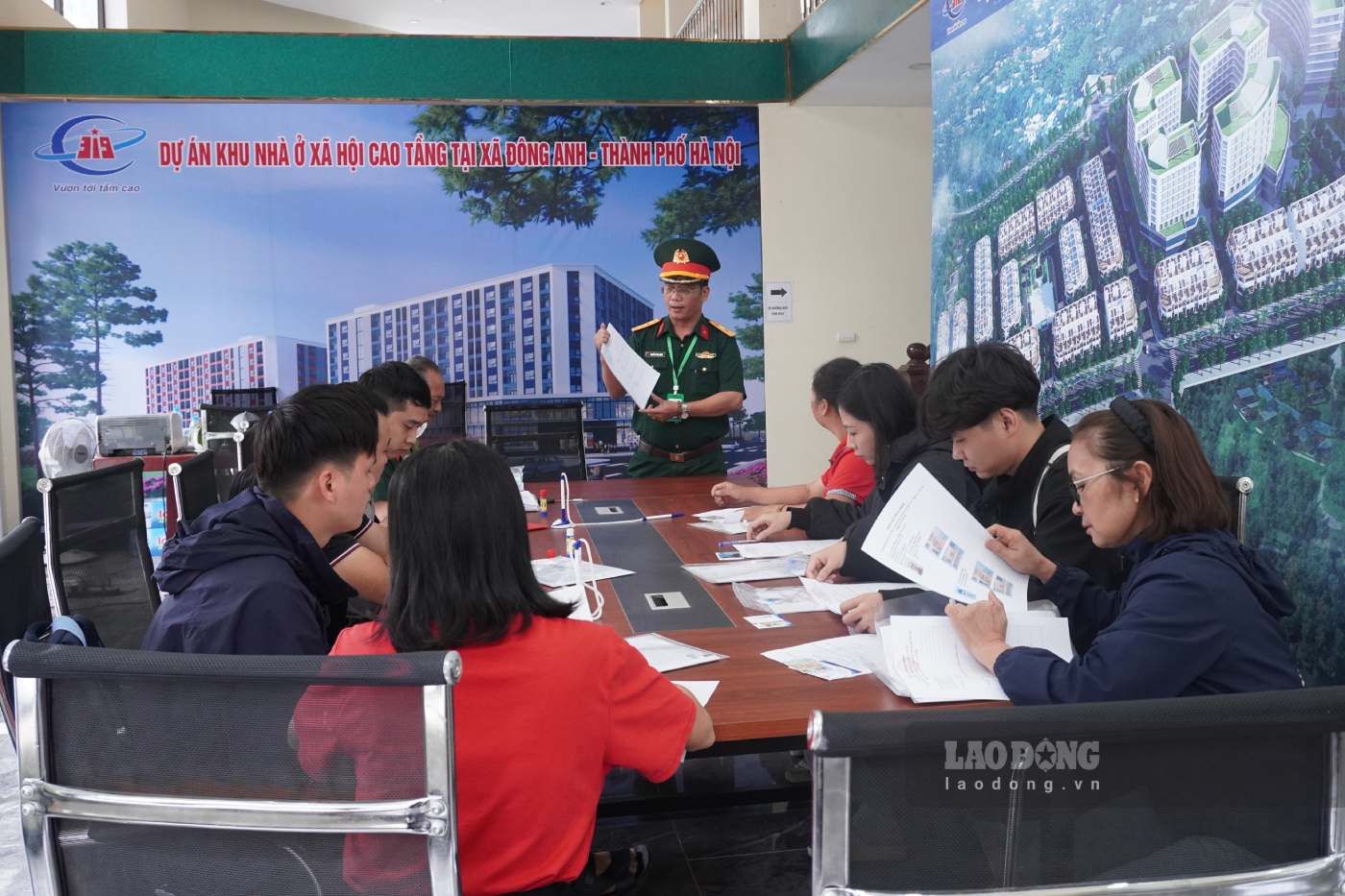 Thuong ta Nguyen Van Dung huong dan nguoi dan hoan thien thu tuc nop ho so mua, thue mua nha o xa hoi. Anh: Nhu Ha