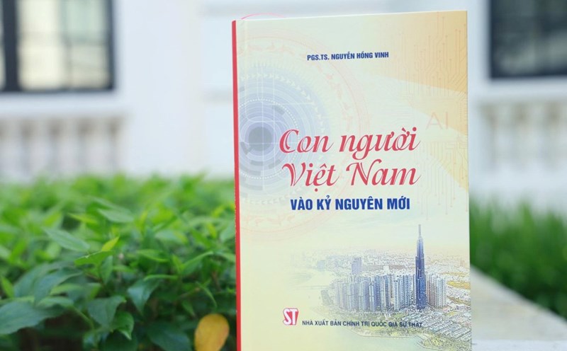 The book "Vietnamese people in the new era" by Associate Professor, Dr. Nguyen Hong Vinh - journalist. Photo: Vuong Tran