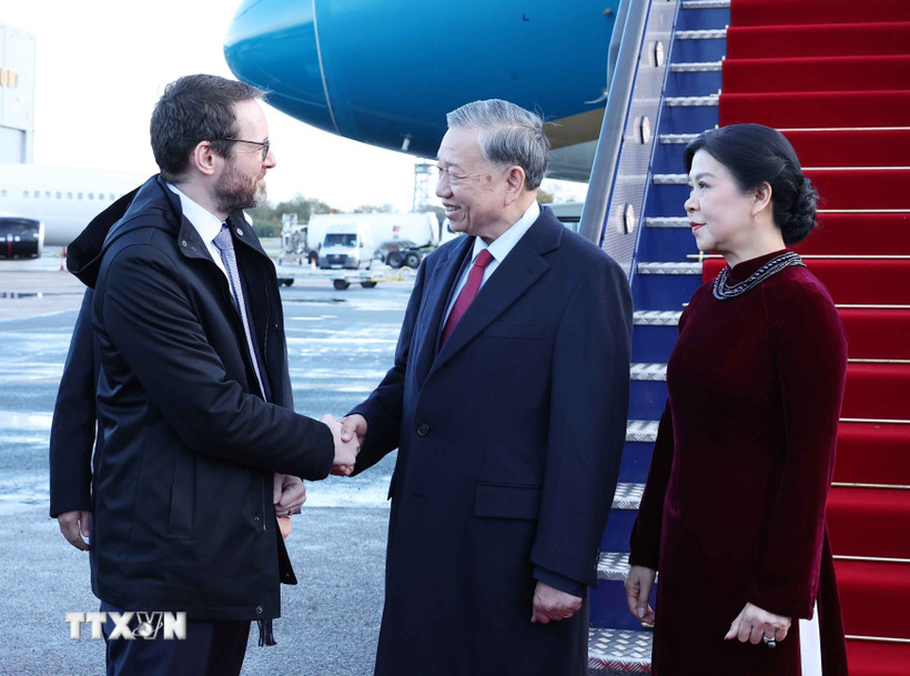 Welcoming ceremony for General Secretary To Lam and his wife at London Stansted airport. Photo: VNA