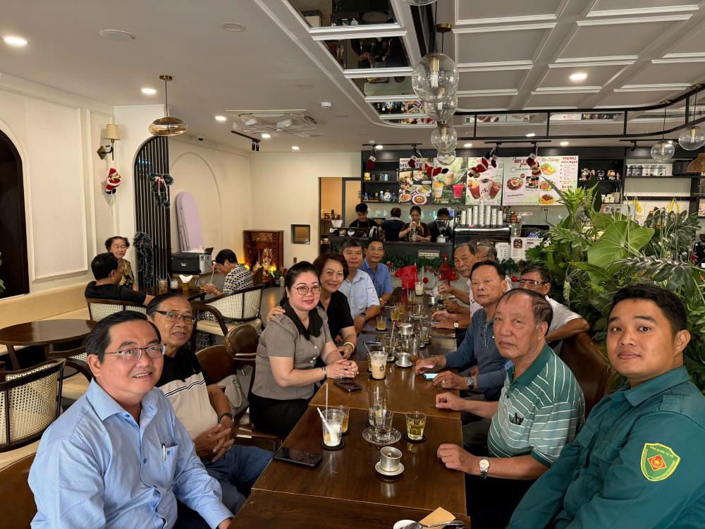 Lanh dao phuong Tan Hung cung ngoi ca phe sang voi Bi thu chi bo cac khu pho tren dia ban. Anh: Thien Thanh