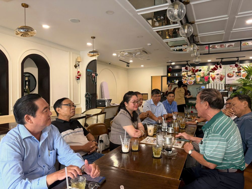 Ba Pham Thi Hanh Tu - Uy vien thuong vu Dang - Chu tich Uy ban MTTQ Viet Nam phuong Tan Hung (deo kinh, ngoi giua) lang nghe gop y. Anh: Thien Thanh