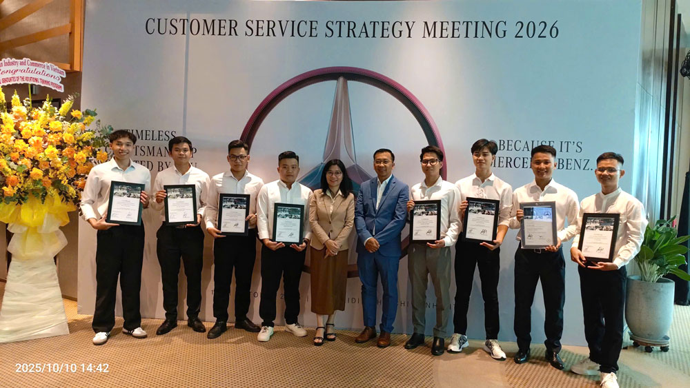 New technicians and representatives of Mercedes-Benz Vietnam. Photo: Provided by the enterprise