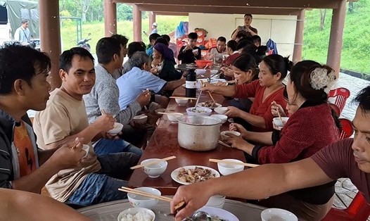 Chính quyền xã Ba Động, tỉnh Quảng Ngãi nấu ăn cho người dân khi đi tránh sạt lở núi. Ảnh: Viên Nguyễn