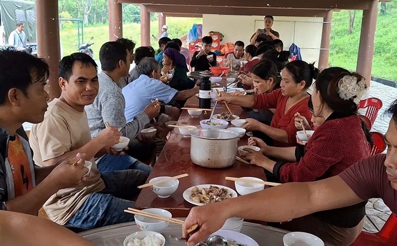 The government of Ba Dong commune, Quang Ngai province cooks food for people when they go to avoid landslides. Photo: Vien Nguyen
