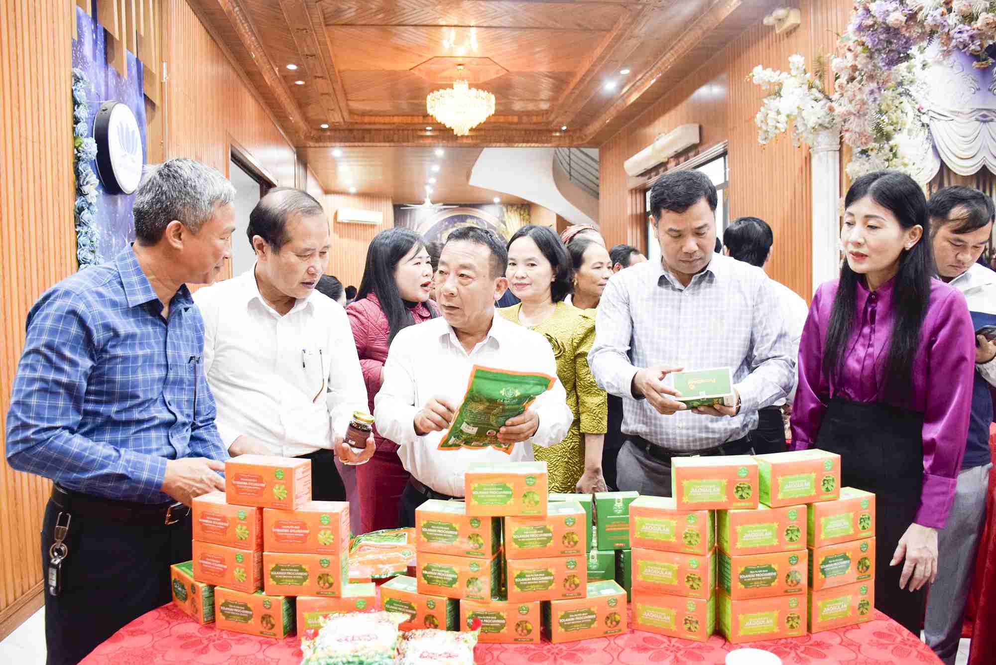 Delegates visit booths displaying products of Nghe An cooperatives at the conference. Photo: Phuong Thuy