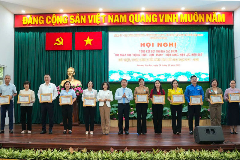 El distrito de Saigon Ciudad Ho Chi Minh elogia el ejemplo tipico avanzado en el periodo 2021 - 2025. Foto: Anh Tu