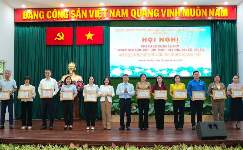 Saigon Ward, Ho Chi Minh City honors typical advanced examples for the period 2021 - 2025. Photo: Anh Tu
