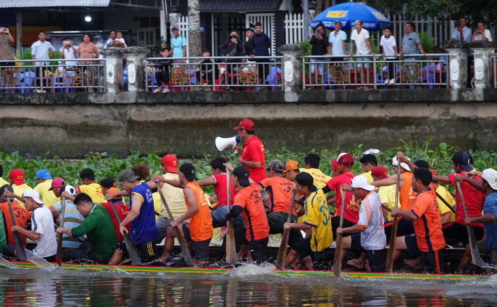 Man nuoc rut ve dich cua mot doi ghe tai song Ma. Anh: Phuong Anh