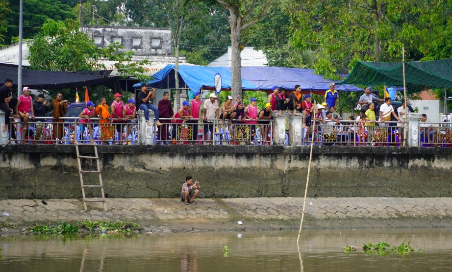 Khan gia 2 ben bo song theo doi, co vu cho cac doi ghe Ngo. Anh: Phuong Anh