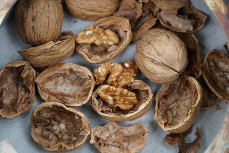 Lightly roasted walnuts eaten after dinner help reduce belly fat effectively. Photo: Thanh Thanh.