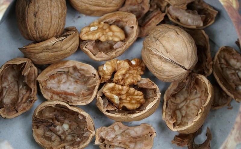 Lightly roasted walnuts eaten after dinner help reduce belly fat effectively. Photo: Thanh Thanh.