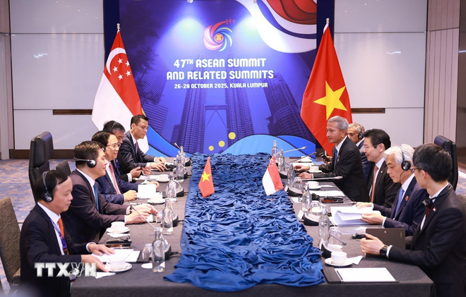 El miembro del Buro Politico el Primer Ministro Pham Minh Chinh y el Primer Ministro de Singapur Lawrence Wong en la segunda reunion anual el 28 de octubre. Foto: TTXVN