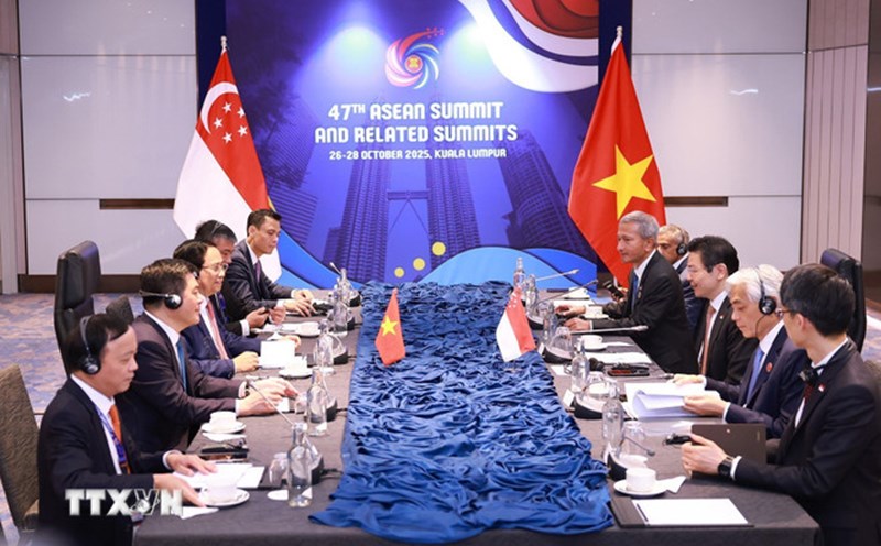 Politburo member, Prime Minister Pham Minh Chinh and Singapore Prime Minister Lawrence Wong held their second annual meeting on October 28. Photo: VNA