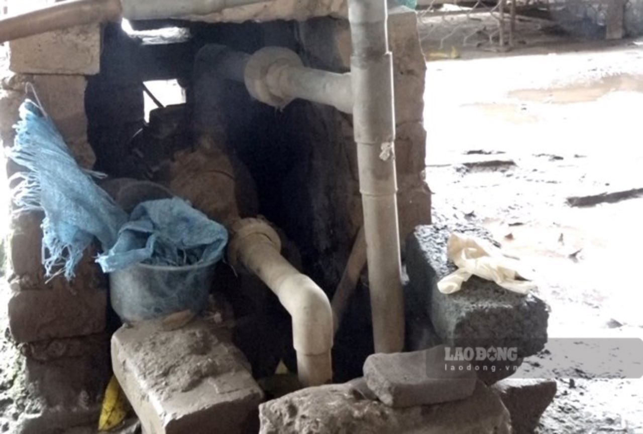 Mot so nguoi dan o Ha Noi khoan gieng dung may bom de lay nuoc ngam phuc vu san xuat nong nghiep. Anh: Thanh Nhan