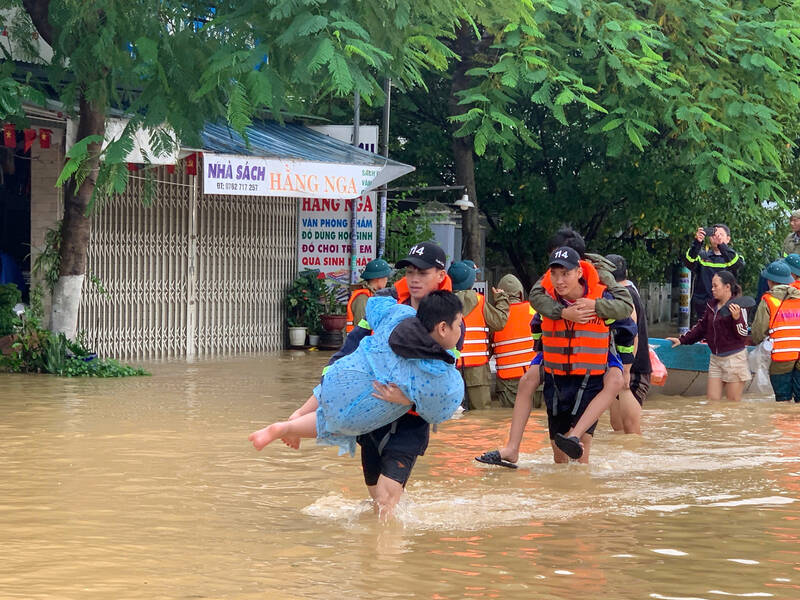 Les habitants du bassin versant de la riviere Thu Bon a Da Nang traversent les inondations dans l'apres-midi du 28 octobre. Photo : Thu Giang