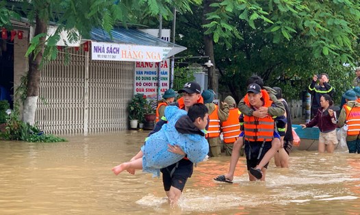 Người dân ở hạ du sông Thu Bồn, Đà Nẵng đang chạy lũ chiều 28.10. Ảnh: Thu Giang