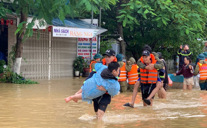 People in the downstream of Thu Bon River, Da Nang are fleeing the flood on the afternoon of October 28. Photo: Thu Giang