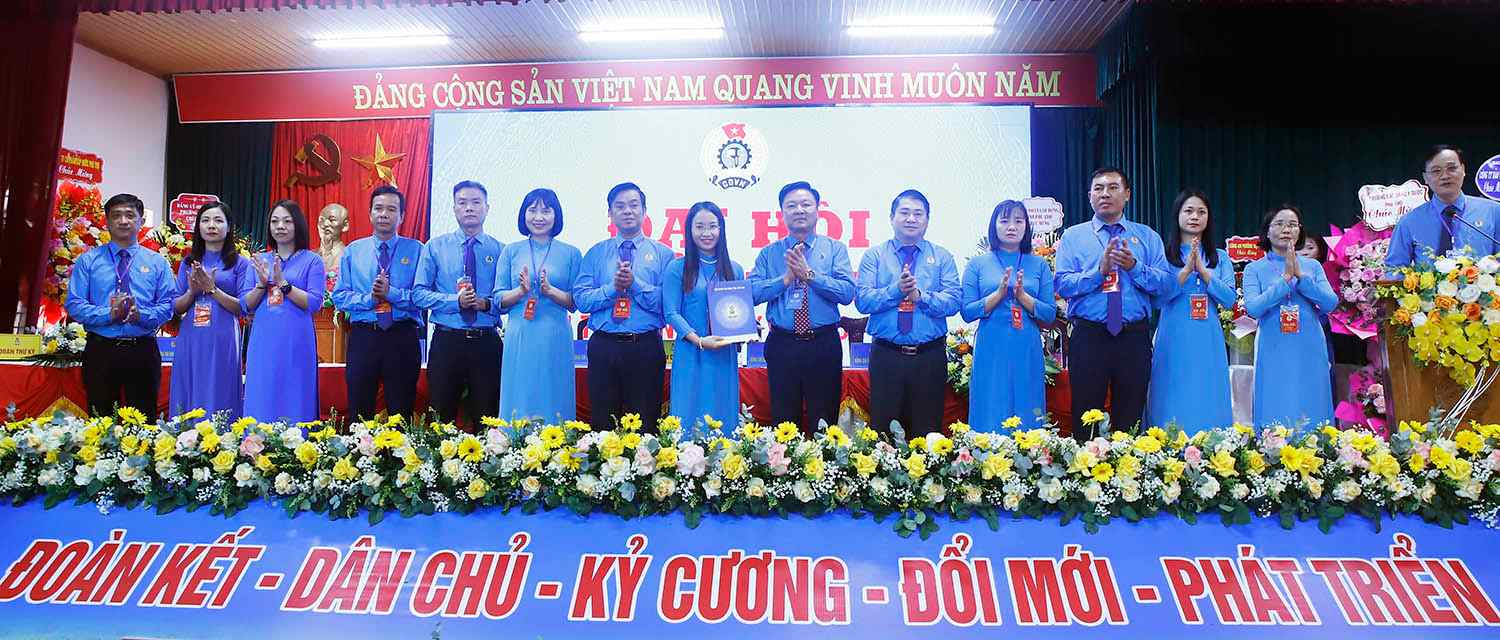 Lanh dao Lien doan Lao dong tinh trao Quyet dinh chi dinh Ban Chap hanh Cong doan phuong Viet Tri khoa I, nhiem ky 2025 - 2030. Anh: Thanh Hoa.