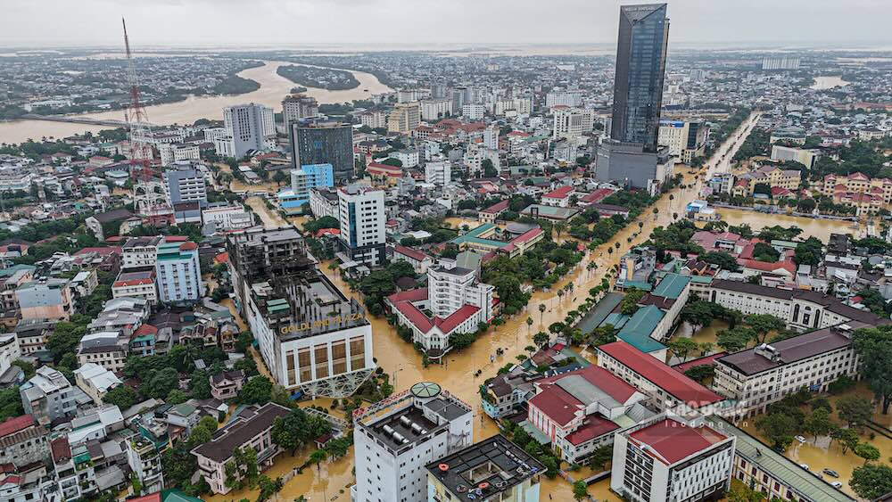 Tu sang den chieu 28.10, luong mua o trung tam TP Hue khong nhieu, co luc mua rat to, nhieu thoi diem ngung han.