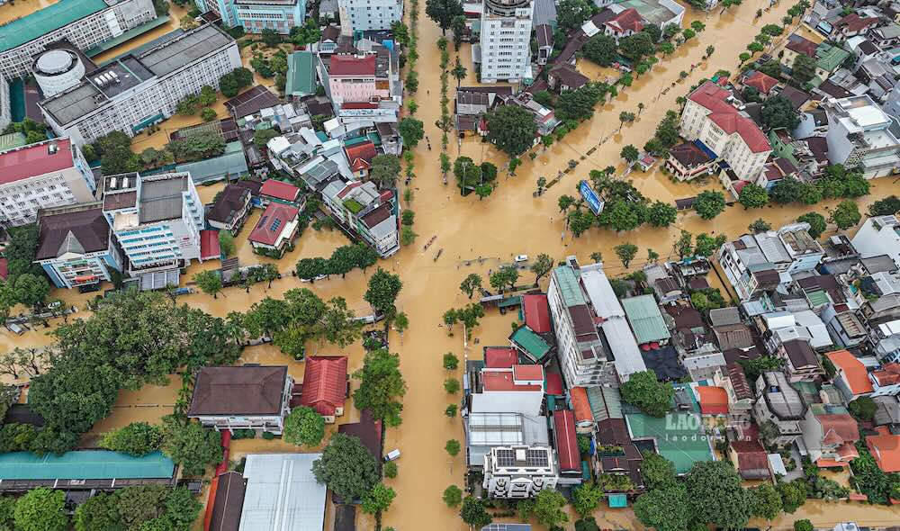 Nhin tu tren cao, nga tu giao nhau giua duong Dong Da, Hai Ba Trung, Nguyen Hue dang ngap sau trong nuoc lon, du rat it khi khu vuc nay bi ngap qua cac dot lu.