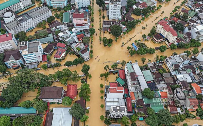 Hue was flooded on the second day. Photo: Nguyen Luan