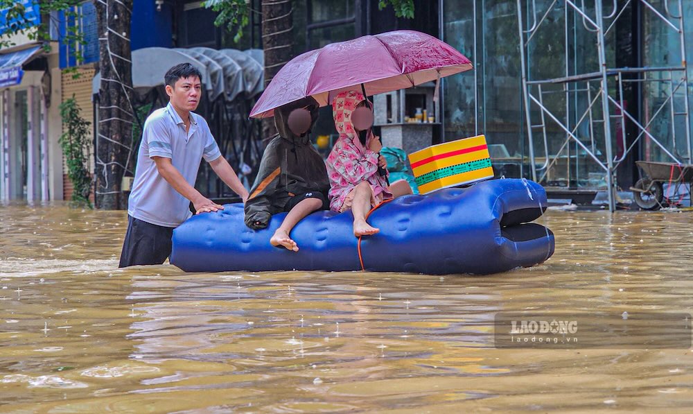Anh Nguyen Huu Hoang Kien (nguoi dan TP Hue) cho biet, nuoc tran vao nha anh tran lu nam 2023 khoang 40-50cm. Cac vat dung trong nha bi ngap nang, hu hong.