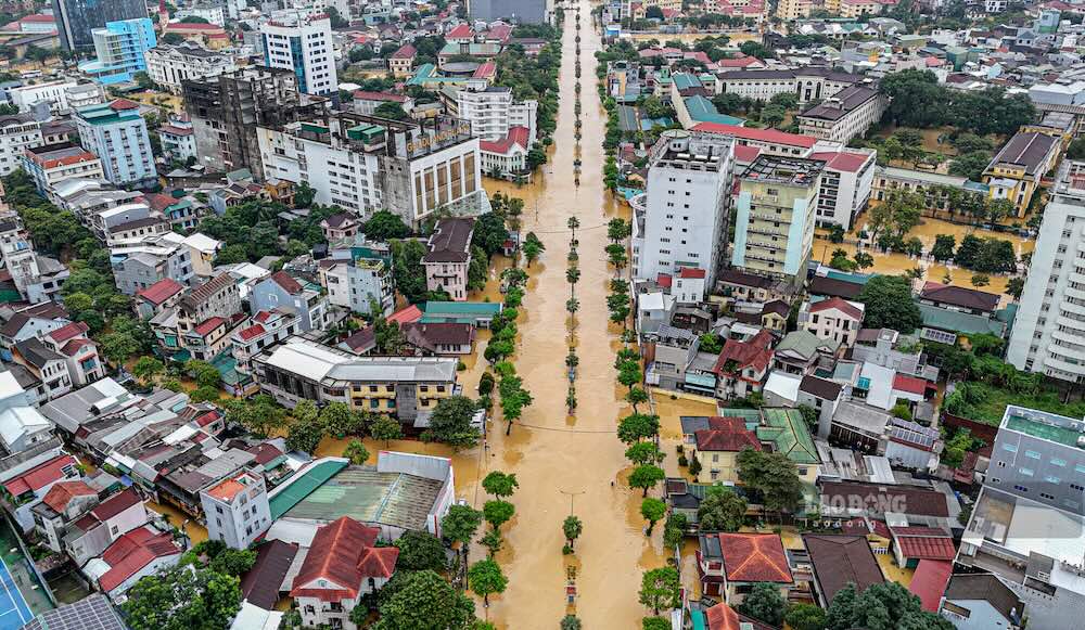 Chieu cung ngay, UBND TP Hue cho biet, hien nay lu tren cac song o Thanh pho Hue co dao dong, nhung xu the chung xuong cham.