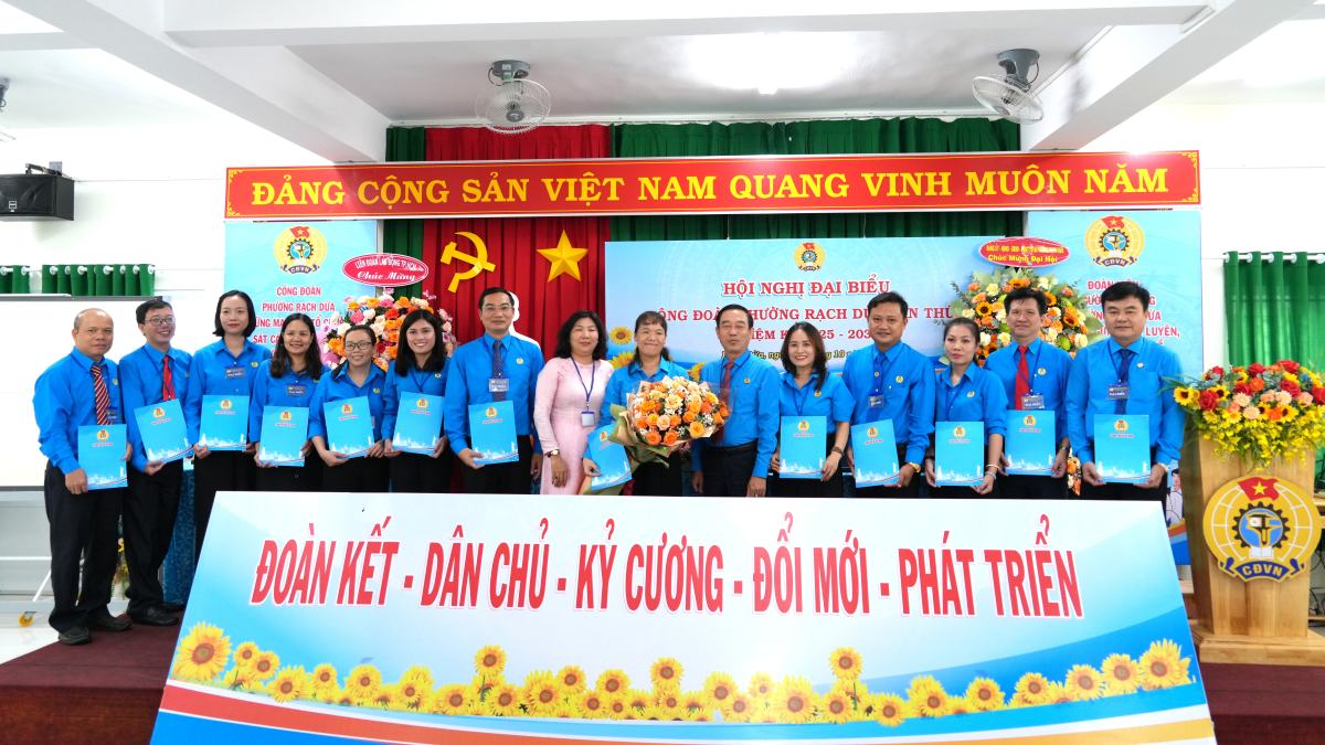 会議でラックドゥア区労働組合（ホーチミン）の執行委員会を紹介。写真: タン・アン