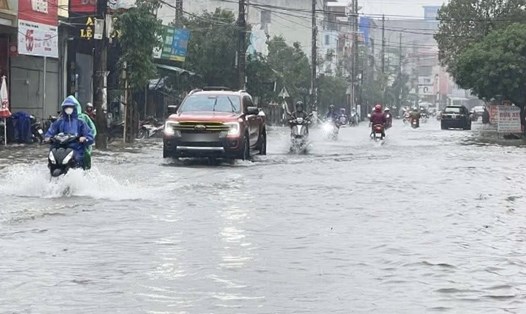 Mưa lớn khiến một số tuyến đường ở xã Lệ Thủy ngập. Ảnh: Xuân Hải