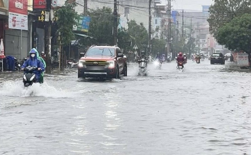 Heavy rain caused some roads in Le Thuy commune to be flooded. Photo: Xuan Hai