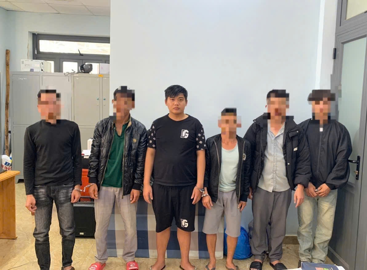 Nhóm thanh niên bị Công an Lâm Đồng bắt giữ để điều tra hành vi mua dâm người dưới 16 tuổi. Ảnh: Công an cung cấp