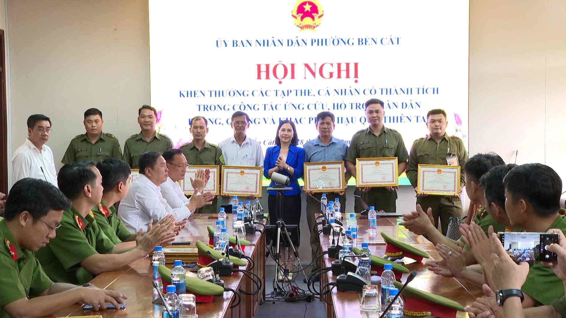 Ba Tran Thi Thao - Chu tich UBND phuong Ben Cat trao khen thuong cho cac ca nhan tap the. Anh: Thu Nguyet