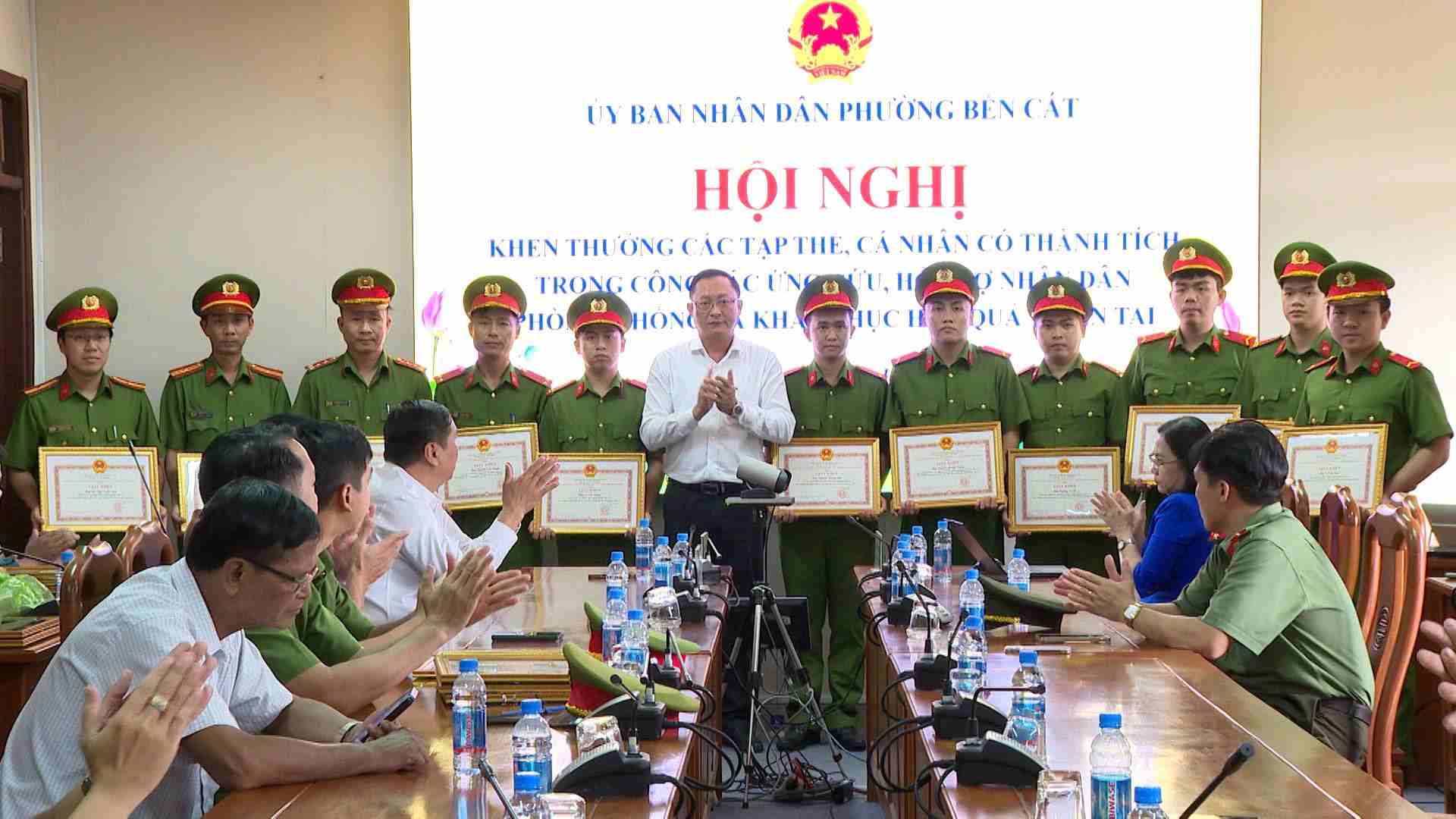 벤깟 동 지도부는 홍수에서 주민들을 제때 구출한 단체와 개인에게 포상을 했습니다. 사진: 탄 응우엣