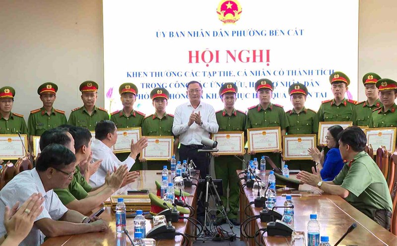 The leaders of Ben Cat ward commended the collective and individuals who promptly rescued people from floods. Photo: Thanh Nguyet