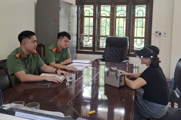 Chị N.H.N tại cơ quan Công an. Ảnh: Công an Điện Biên