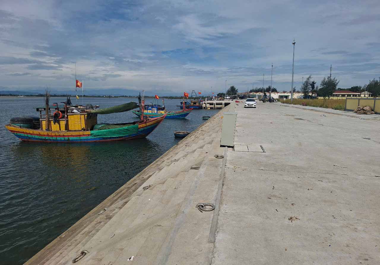 Cang ca Thach Kim mo rong cung dang thuc hien cac thu tuc lien quan de dua vao khai thac. Anh: Tran Tuan.