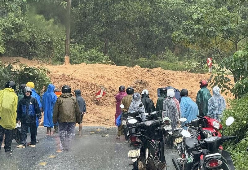 People panicked to witness the hillside collapsing onto the road in Da Nang. Photo: Tra Tan