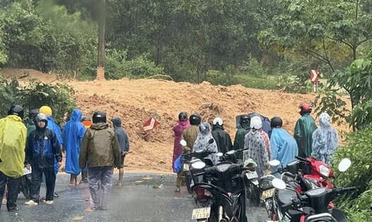 Người dân hoảng hốt chứng kiến sườn đồi sạt lở, đổ sập xuống đường ở Đà Nẵng. Ảnh: Trà Tân