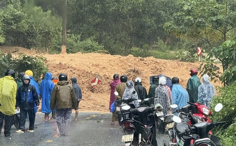 People panicked to witness the hillside collapsing onto the road in Da Nang. Photo: Tra Tan