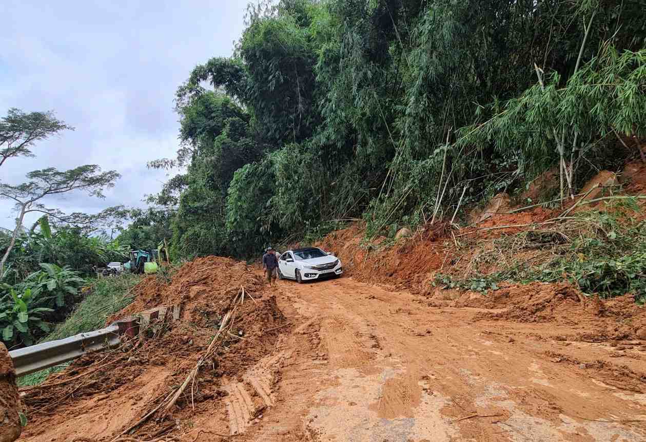 Gia Bac Pass in Lam Dong has reopened to traffic after more than 12 hours of overcoming landslides. Photo: Phuc Khanh