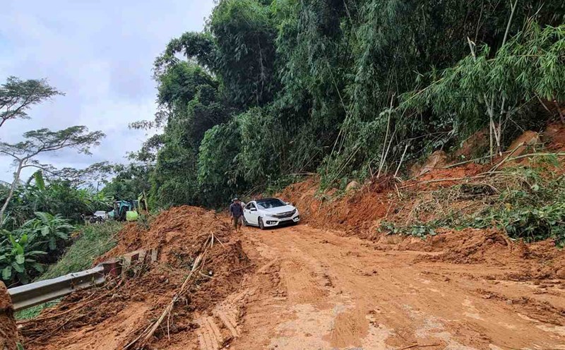 Gia Bac Pass in Lam Dong has reopened to traffic after more than 12 hours of overcoming landslides. Photo: Phuc Khanh