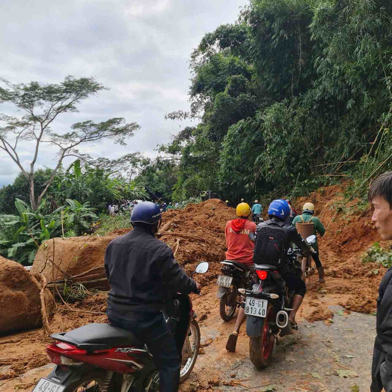 Luc 15 gio 30 phut ngay 28.10, deo Gia Bac da thong xe tro lai sau hon 12 gio te liet do sat lo. Anh: Phuc Khanh