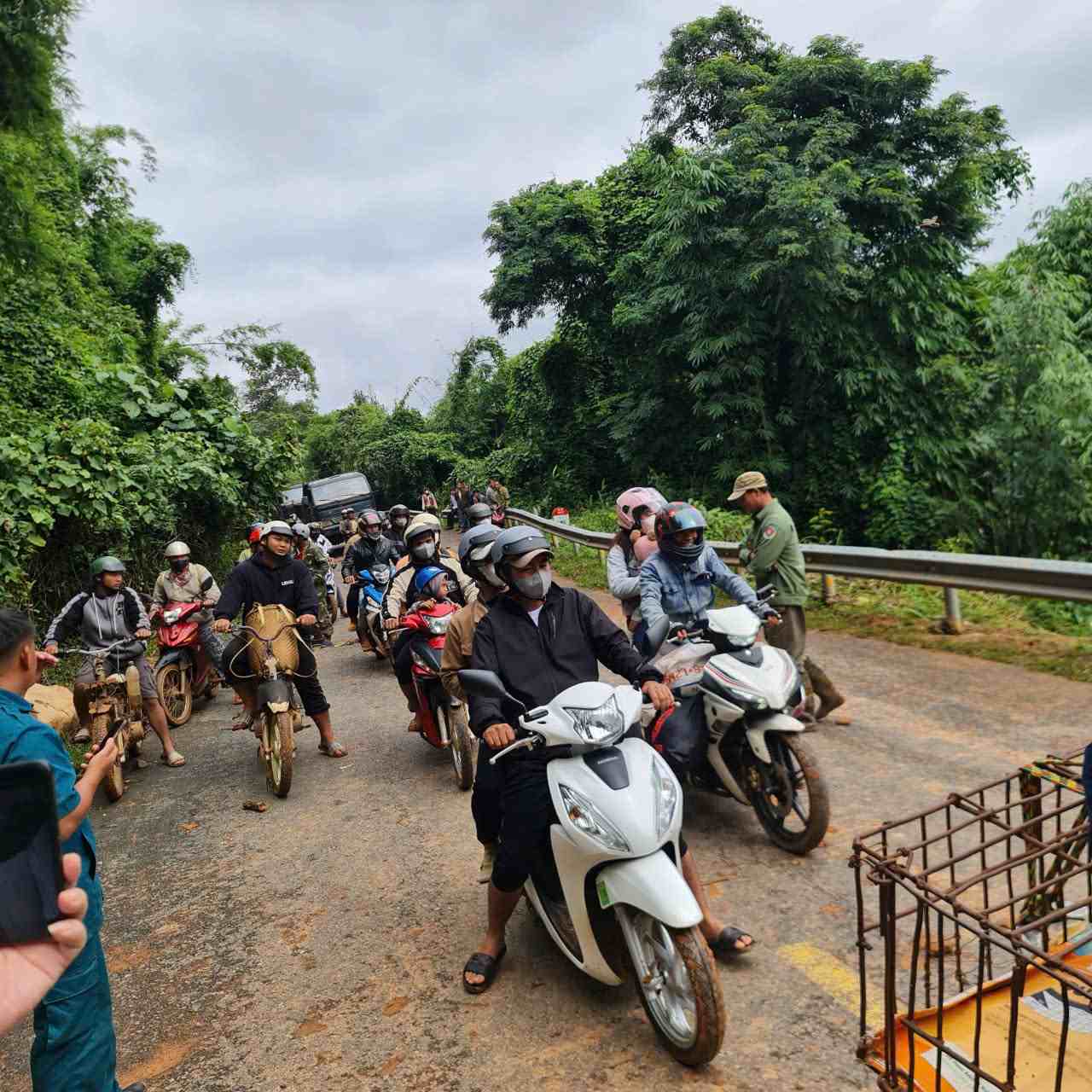 Tuy da thong xe, nhung viec luu thong con nhieu kho khan do duong tron truot. Anh: Phuc Khanh