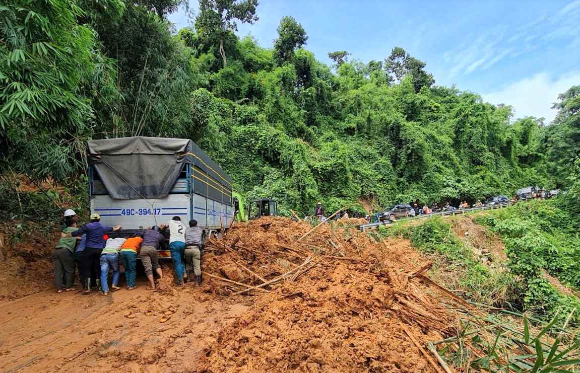 Luc luong chuc nang khuyen cao, thoi diem nay, xe tai hang nang, xe khach, dau keo, container khong nen luu thong qua deo Gia Bac de dam bao an toan. Anh: Phuc Khanh