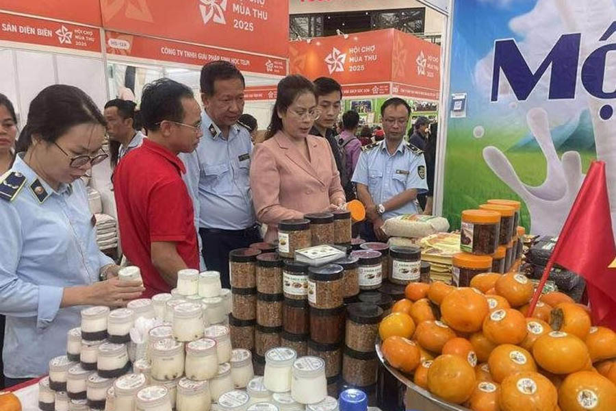 Dai dien So Cong Thuong Ha Noi va Chi cuc QLTT Ha Noi kiem tra hang hoa, thuc pham tai Hoi cho Mua Thu 2025. Anh: Le Minh