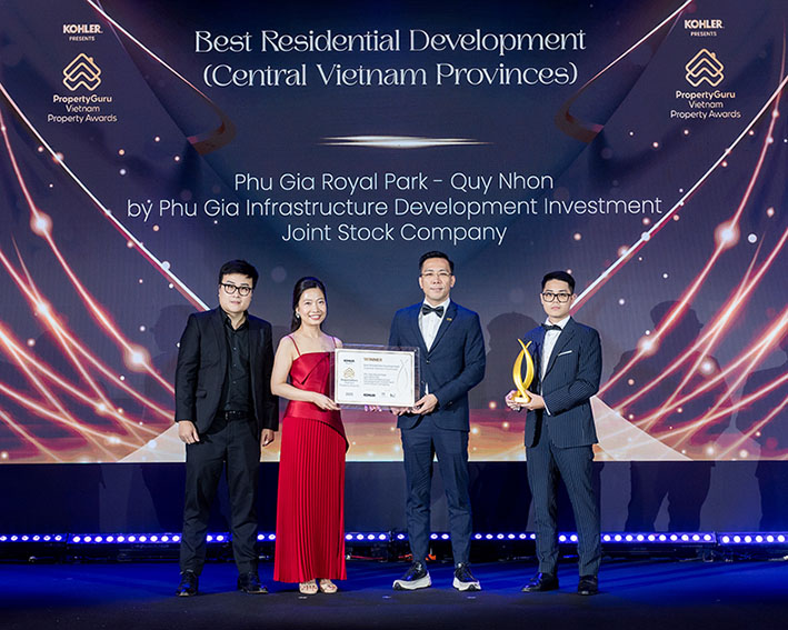 Dai dien Phu Gia nhan giai thuong tai Le trao giai PropertyGuru Vietnam Property Awards 2025